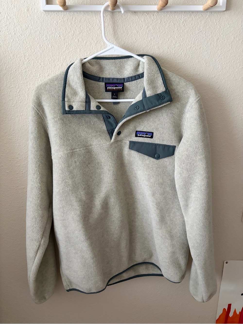 Patagonia Women’s Light Gray Crewneck Fleece Pullover with Dark Teal Trim